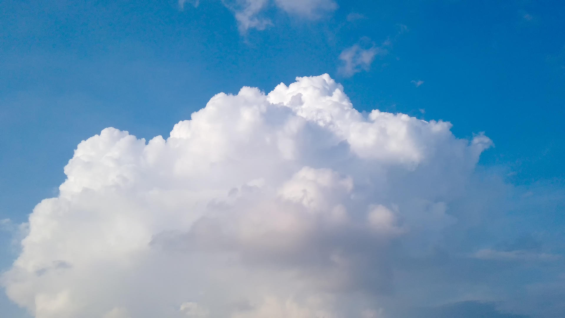 延时摄影城市风光天空中快速流动的云朵蓝天白云晴朗自然天空素材视频的预览图