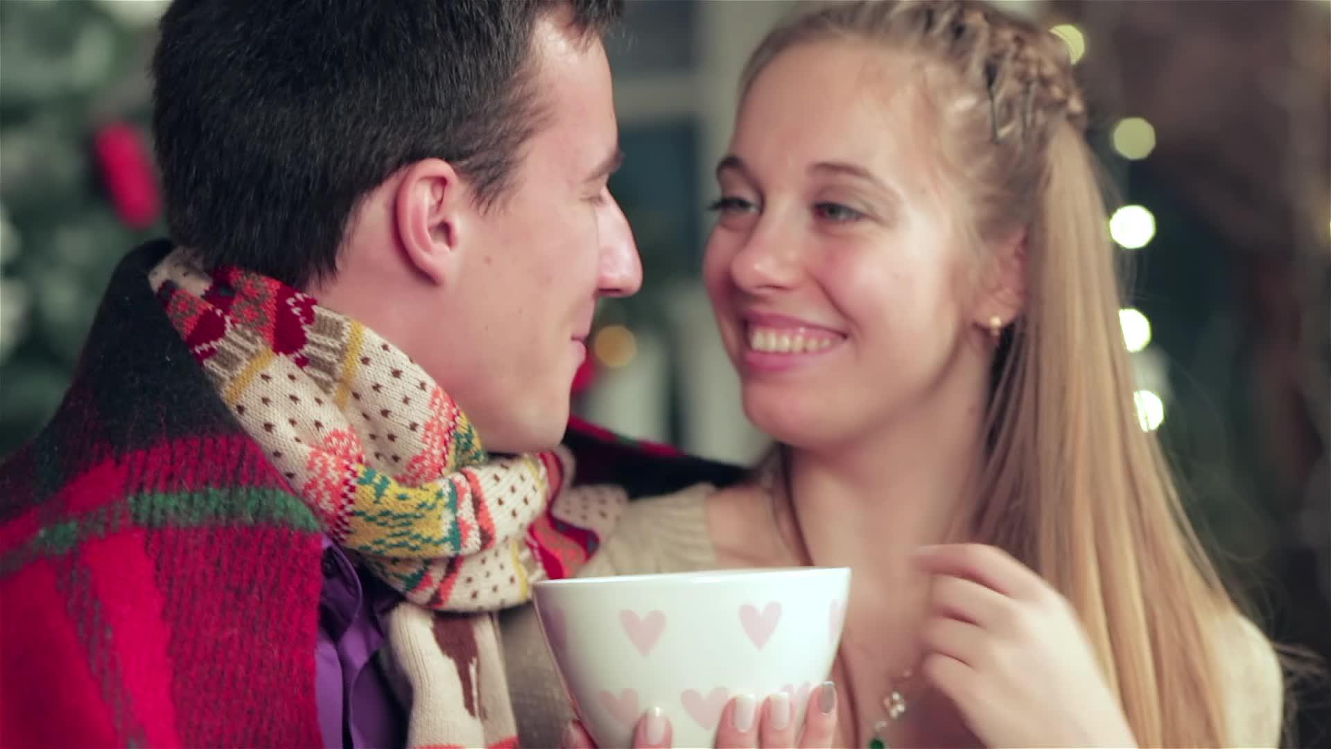 一对相爱的情侣在一个温暖的圣诞夜晚视频的预览图