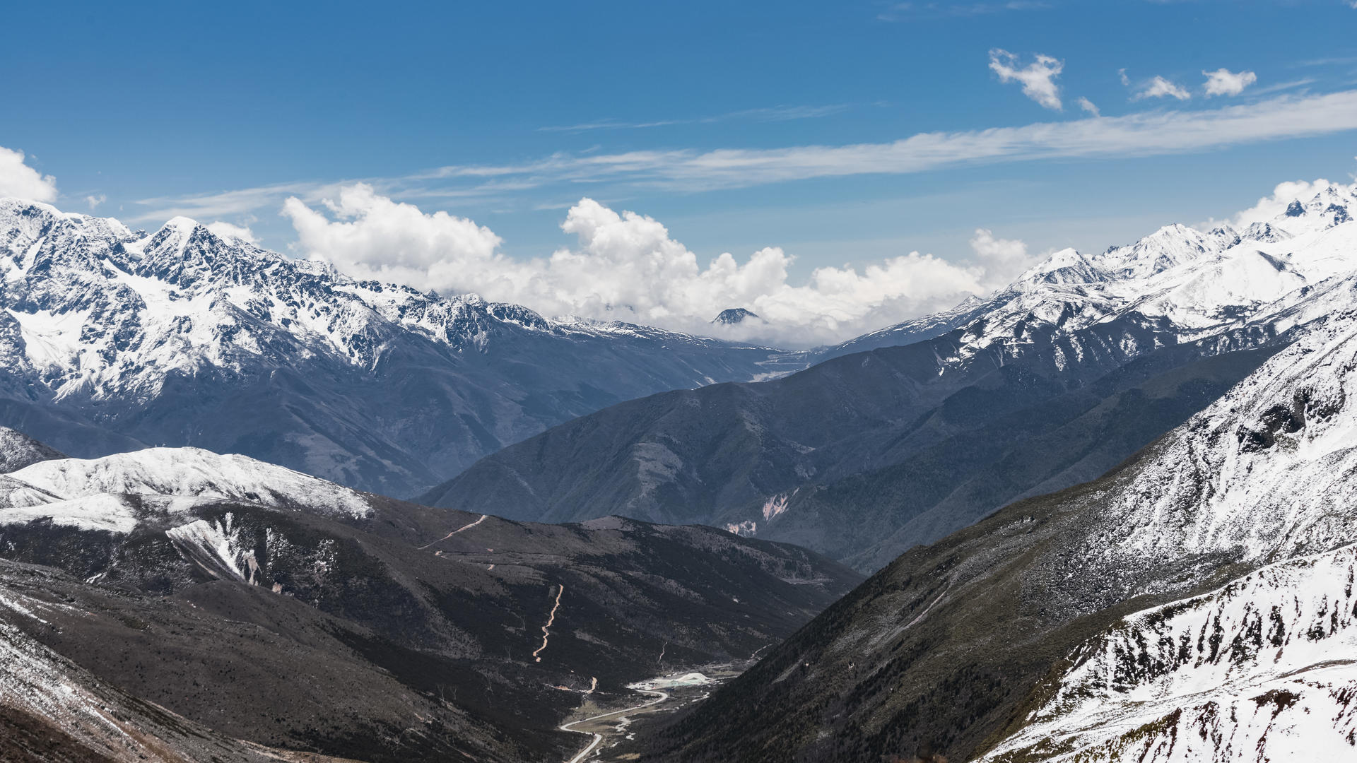 四川甘孜藏族自治州雪山318国道蓝天白云8k延时视频的预览图