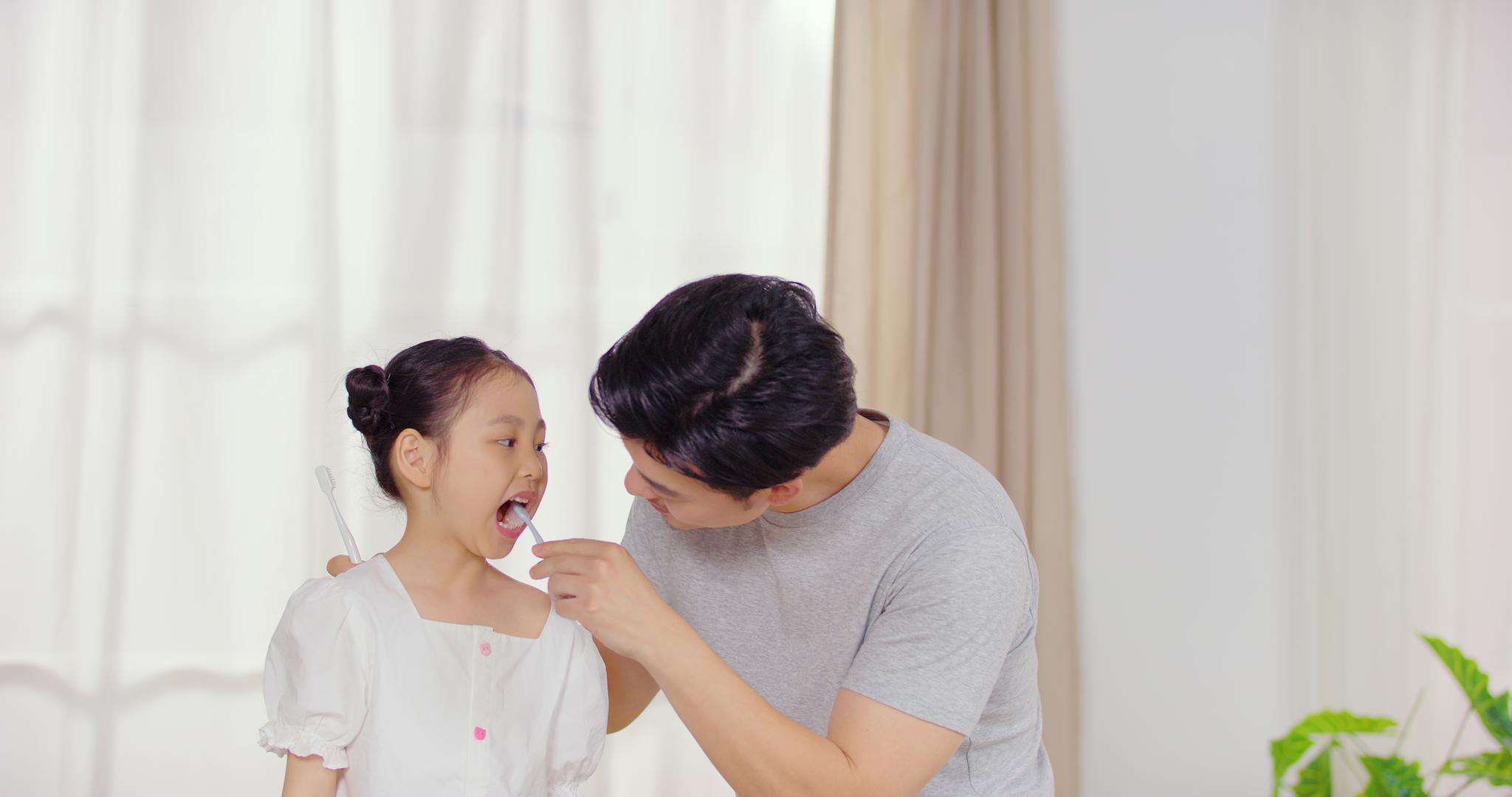 8K爸爸教小女孩刷牙视频的预览图