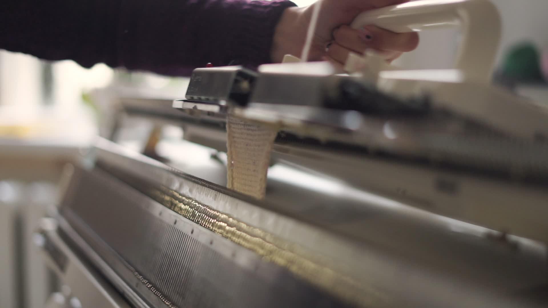 女性手工纺织在车间桌边织机上视频的预览图