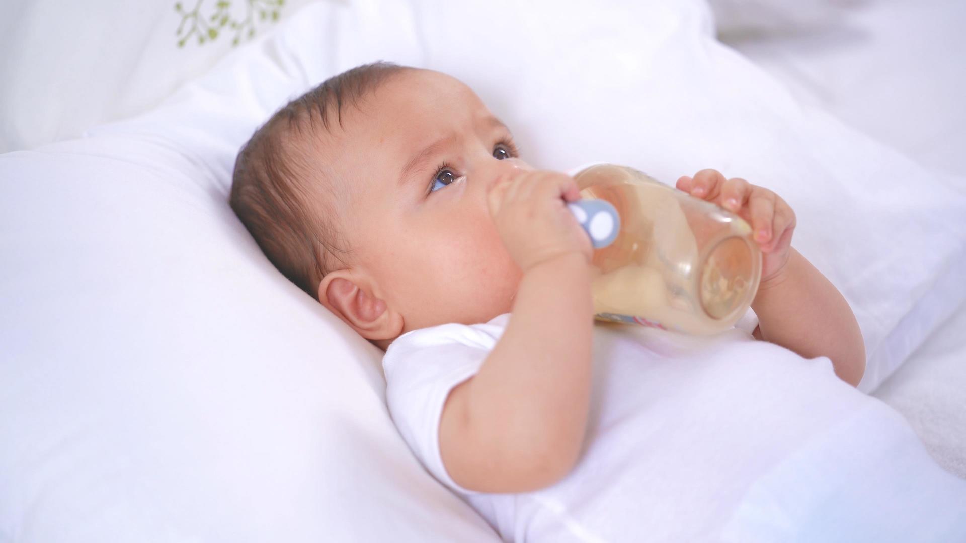 4k婴儿喝奶瓶视频的预览图