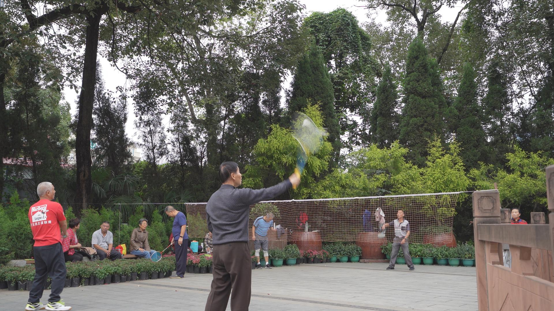 老年人生活公园打羽毛球比赛【该视频无肖像权，请勿商用】视频的预览图