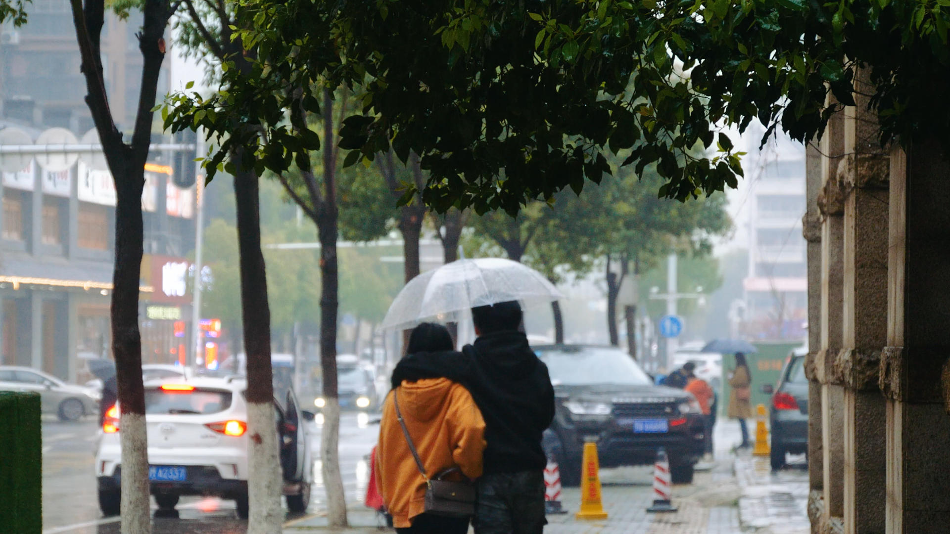 4K雨中行人撑伞雨中情侣背影视频的预览图