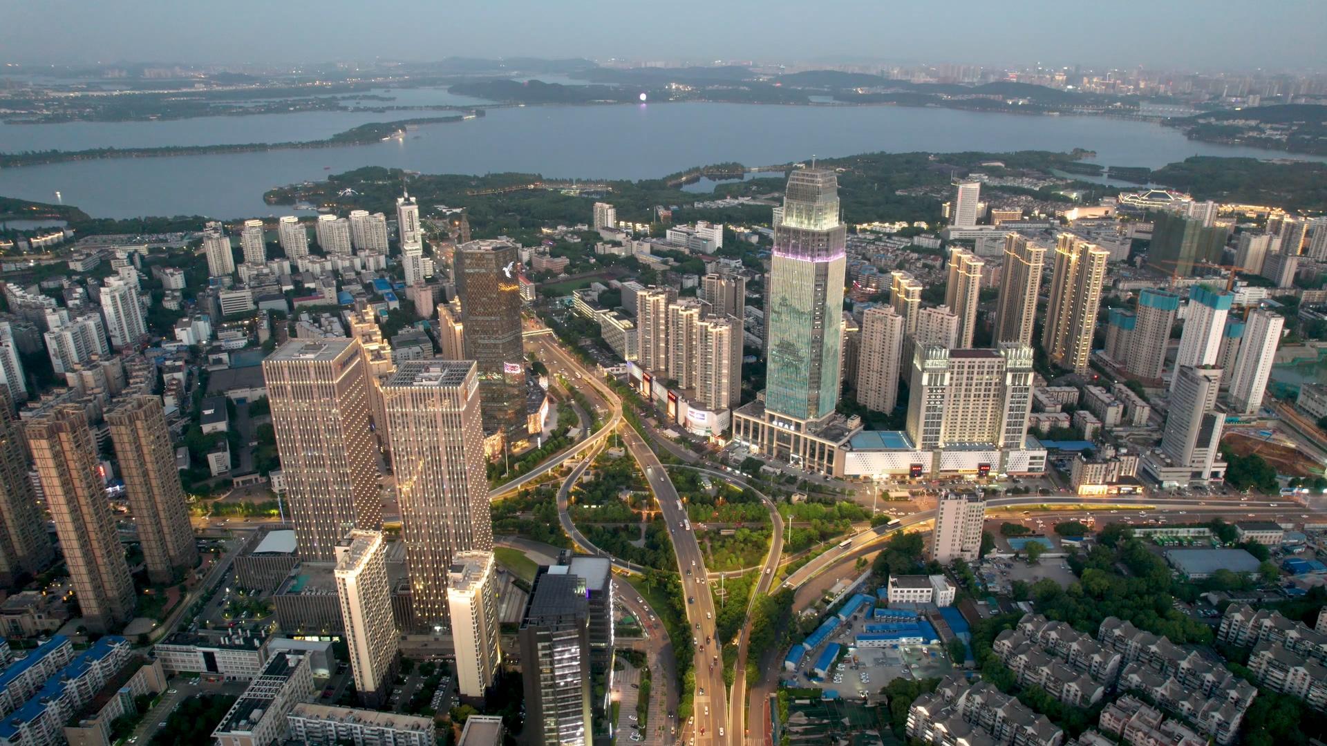 4K航拍傍晚的城市金融区立交桥和城市生态风光视频的预览图