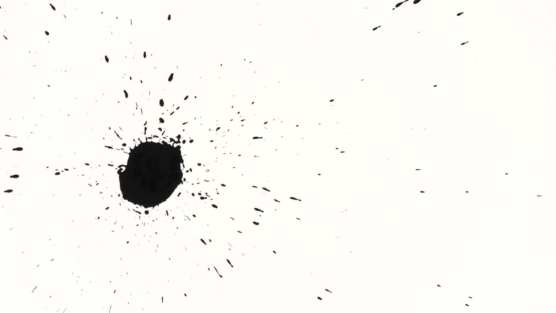 黑色墨水喷在白色背景上视频的预览图
