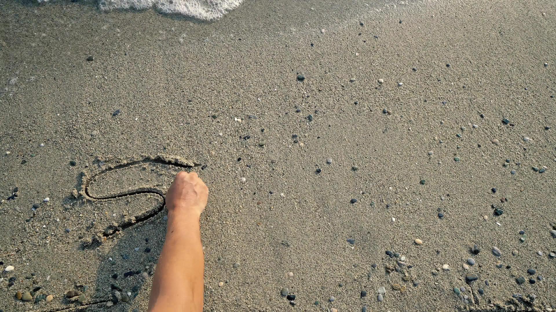 夏天我在沙滩上写字被软海浪冲洗视频的预览图