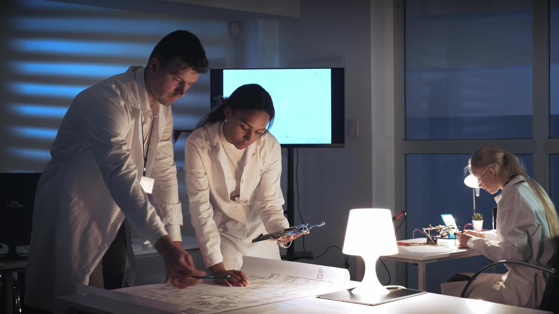 男人和女人在实验室工作控制主板和电子方案视频的预览图