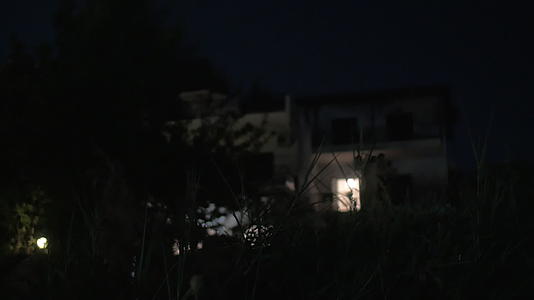 夜里看房子视频的预览图