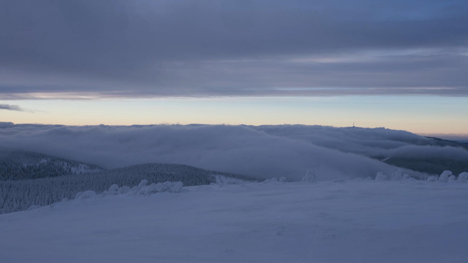 8K冬季森林云海延时视频的预览图