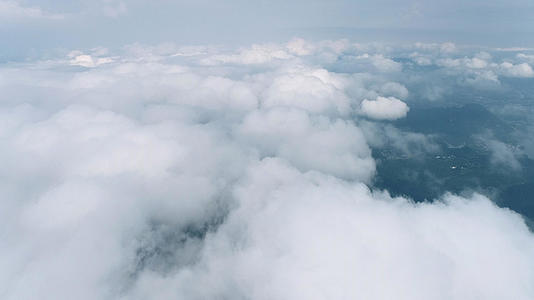 4k无人机穿越千米云层腾云驾雾的震撼视觉视频的预览图