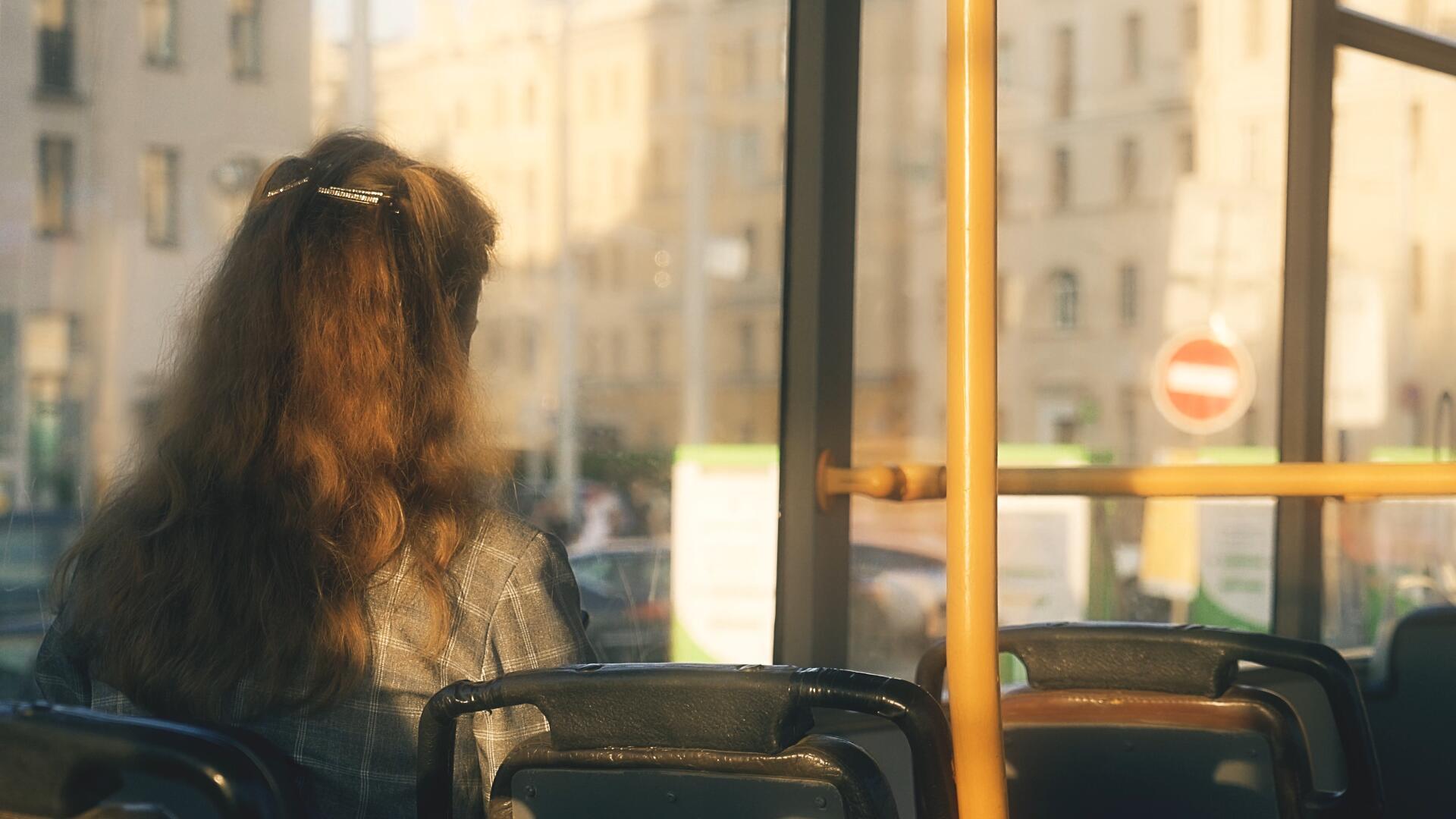 下班高峰乘坐公共交通出行的长发美女背影视频的预览图