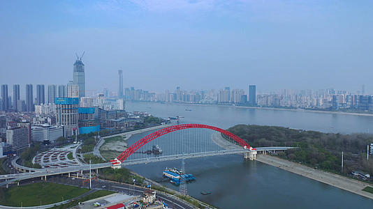 航拍武汉汉江上的晴川桥城市天际线视频的预览图