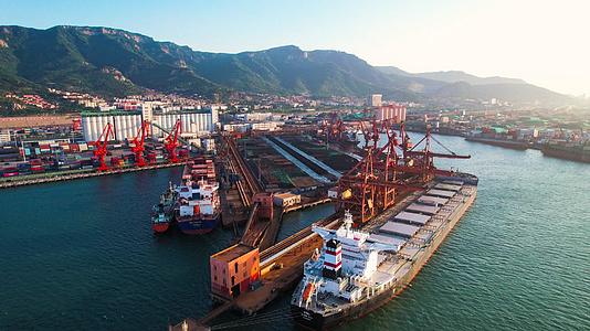 4K航拍海边港口海运港口重型装卸货船视频的预览图