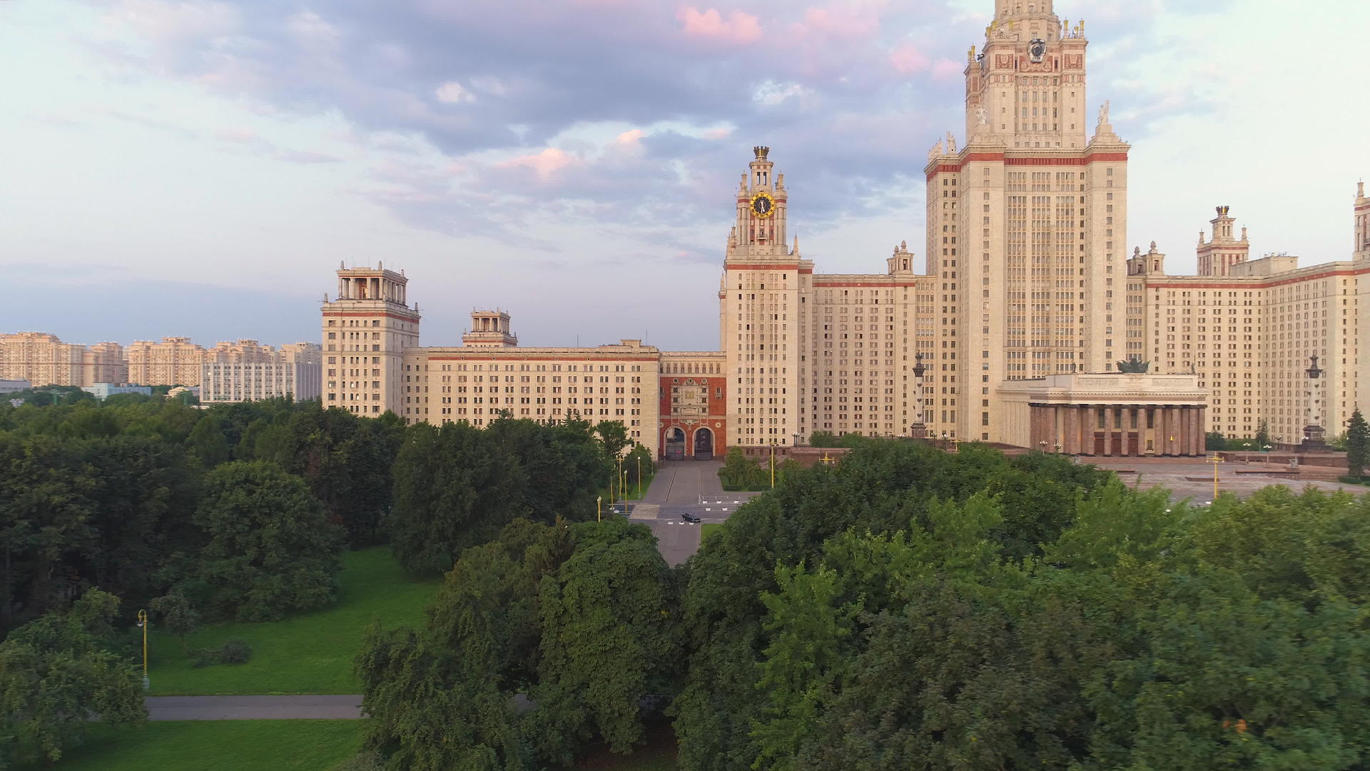 莫斯科州立大学在夏天从树上飞到俄罗斯的全景观空中视频的预览图