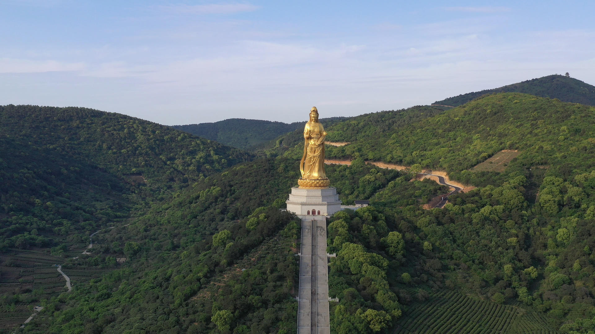 4K航拍苏州太湖西山飘渺峰观音寺视频的预览图