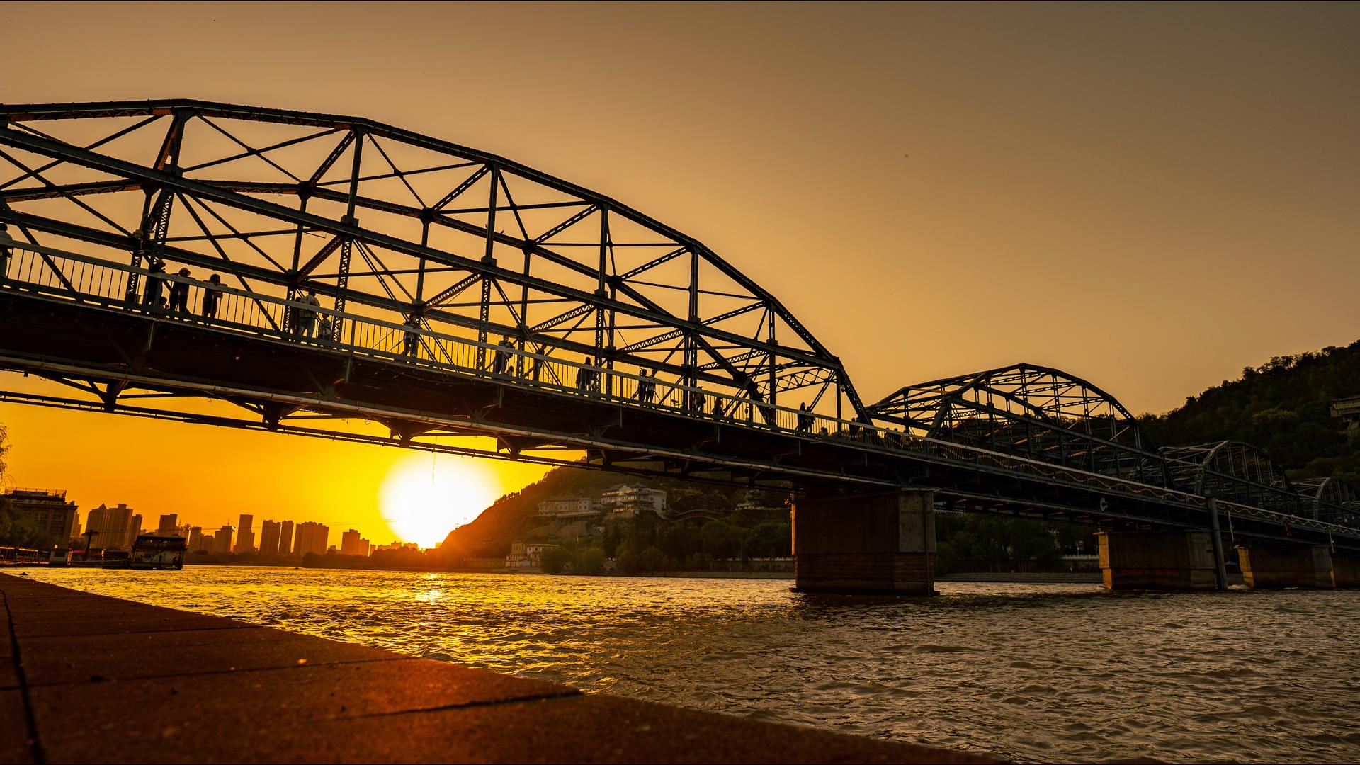 8K兰州中山桥黄河日落延时视频的预览图