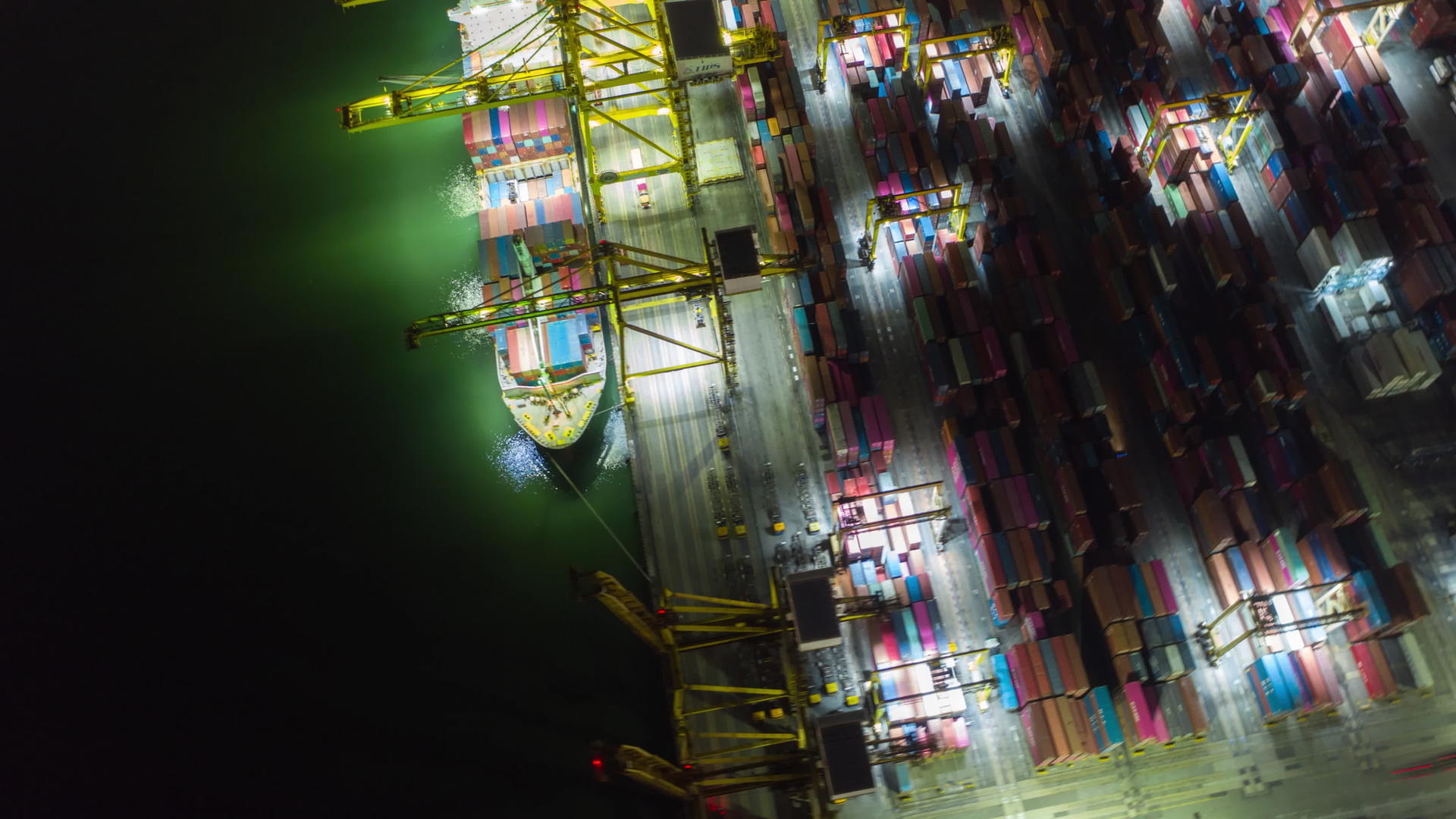 当无人驾驶飞机、集装箱船和船只前往港口进行物流运输时视频的预览图