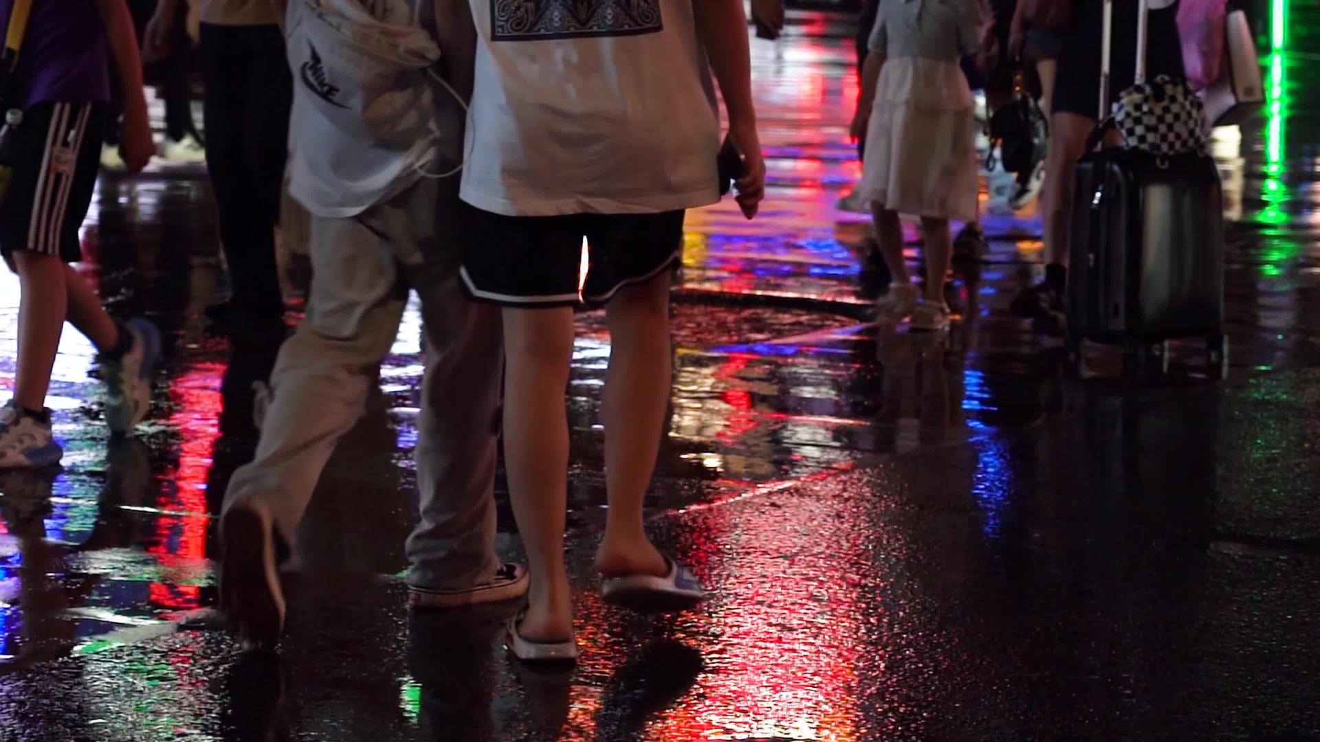 4K城市夜间雨后斑马线人流慢动作视频视频的预览图
