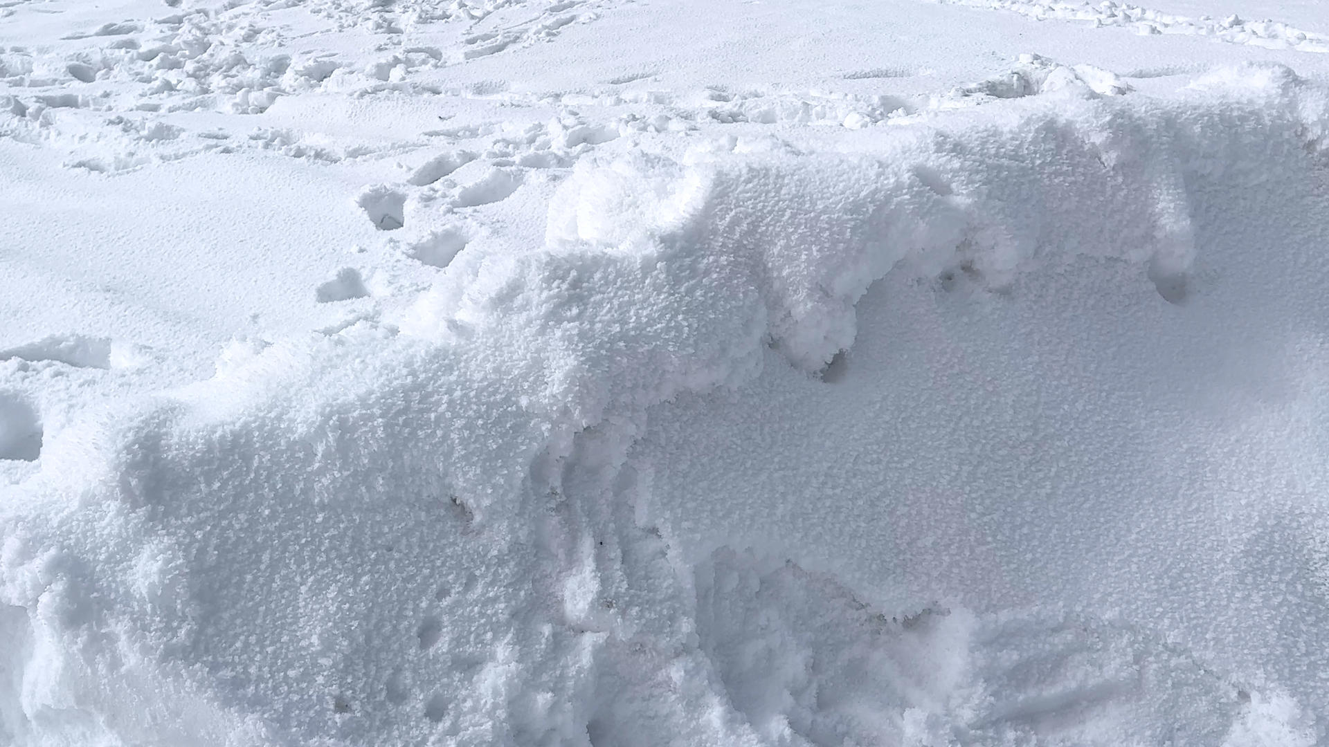 冬天山顶积雪覆盖的道路和行驶的车辆4k素材视频的预览图