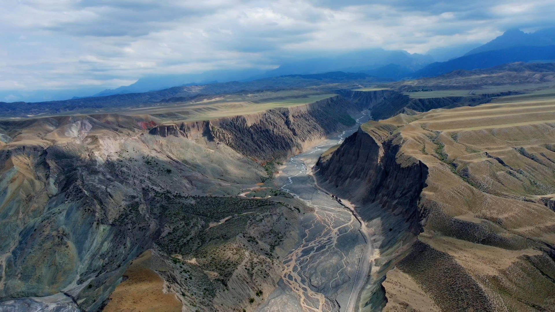 新疆安集海大峡谷特色地貌航拍视频的预览图