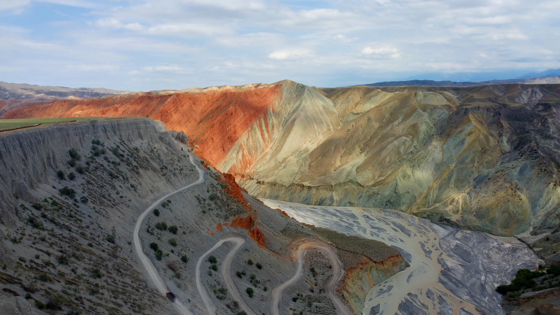 新疆红山大峡谷网红旅游景点自然风光航拍视频的预览图
