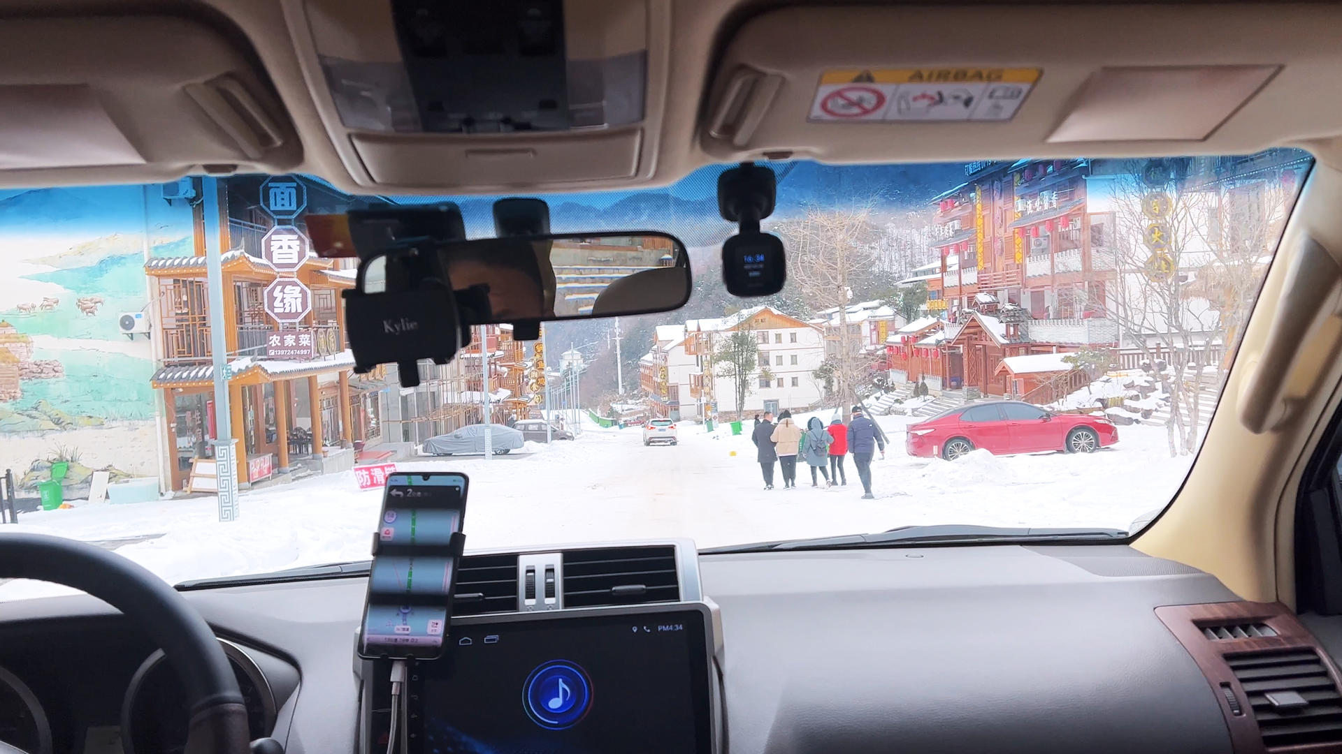 车内视觉看冬天积雪的道路和行人街景4k素材视频的预览图