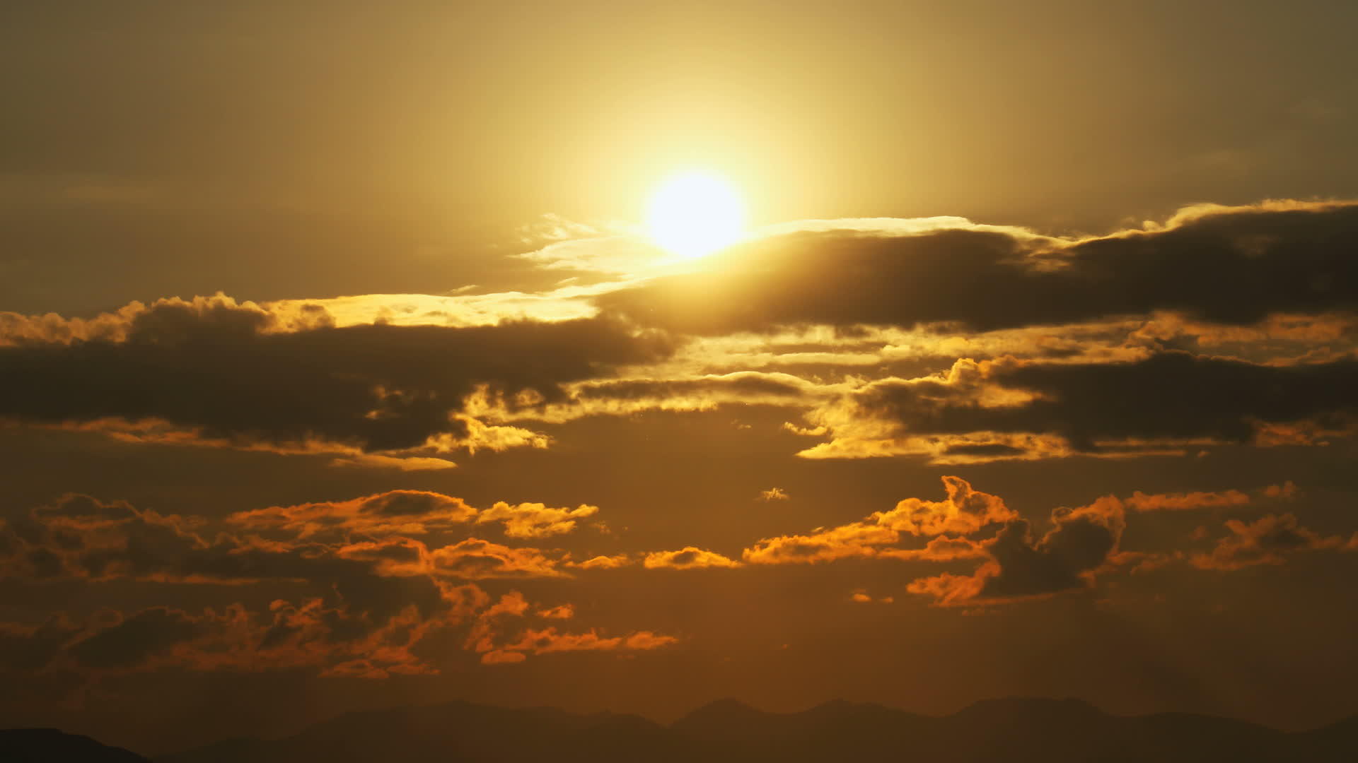 美丽的金色日落天空风景视频的预览图