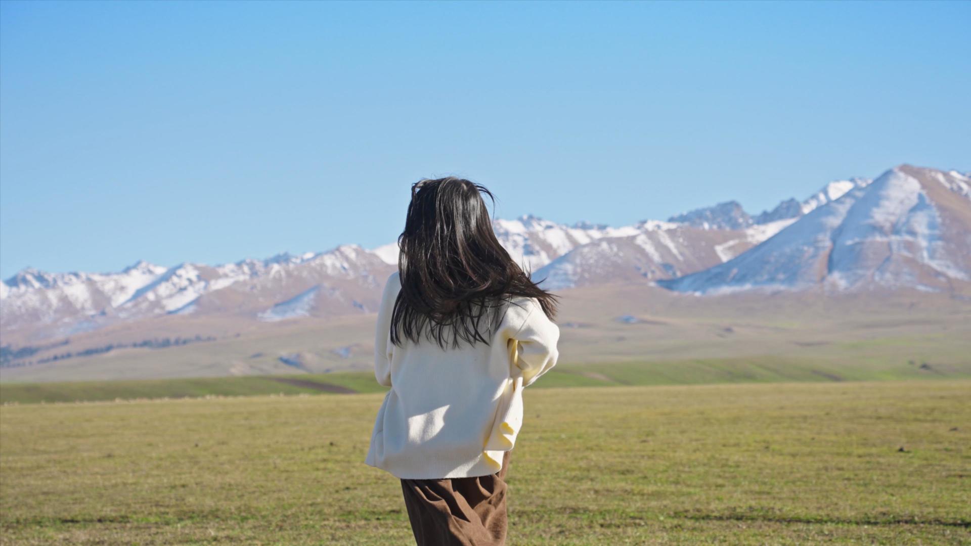 4K升格那拉提草原上奔跑的女孩视频的预览图