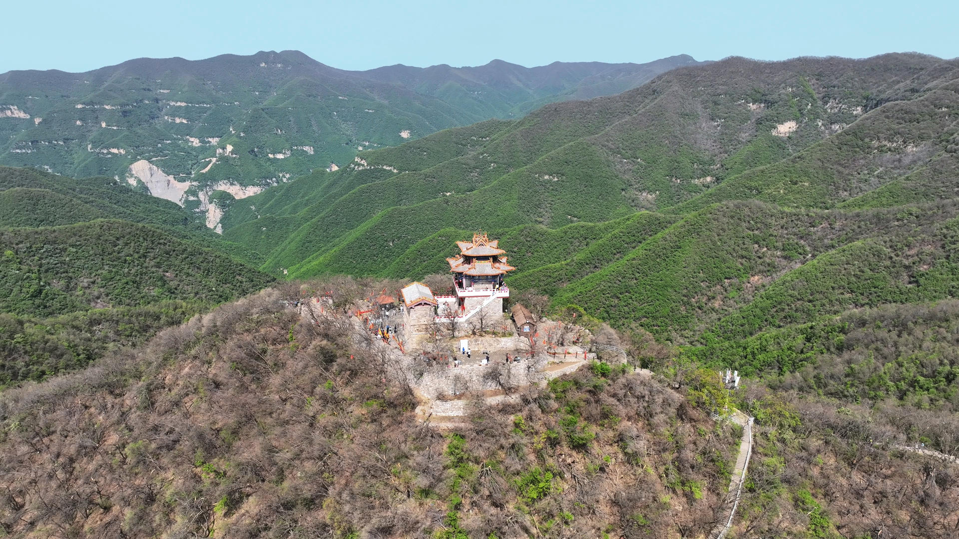 山西临汾5A级旅游云丘山景区最高峰玉皇顶4k素材视频的预览图