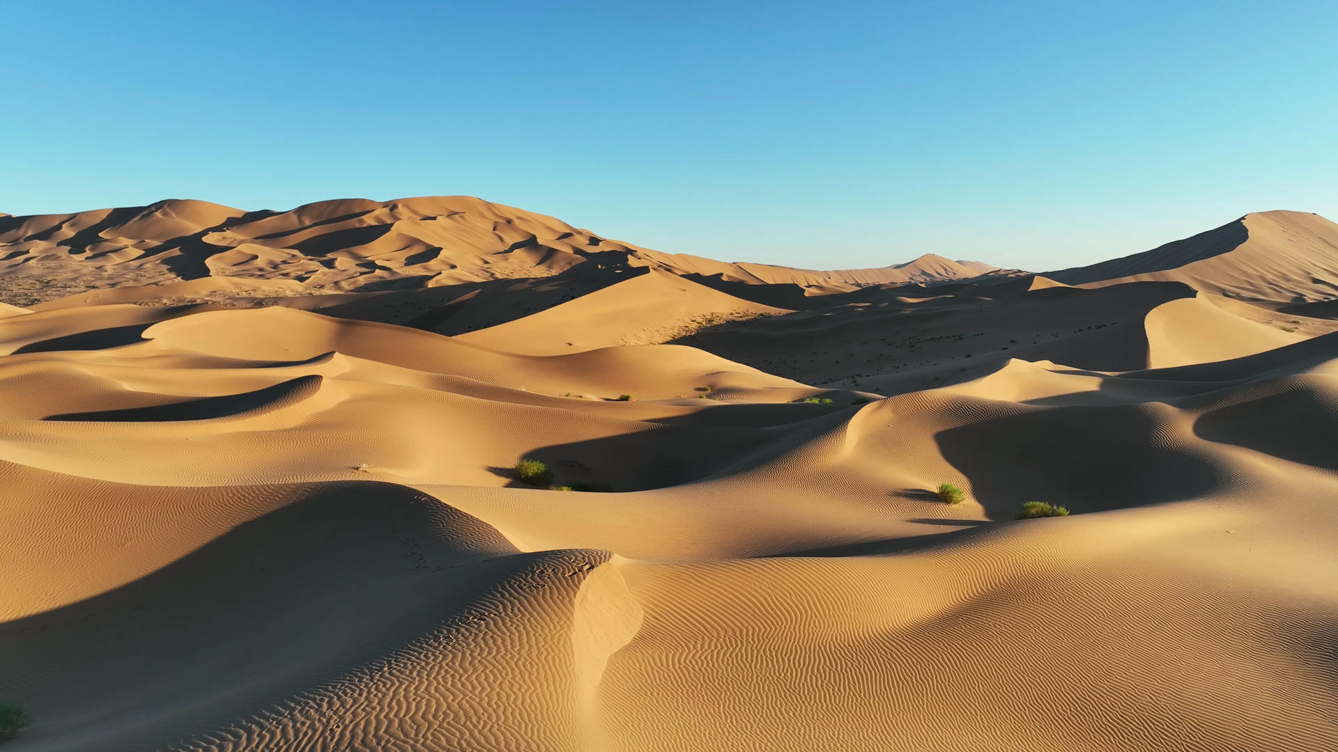 集航拍内蒙古沙漠上汽车攀登沙峰跟拍4k素材视频的预览图