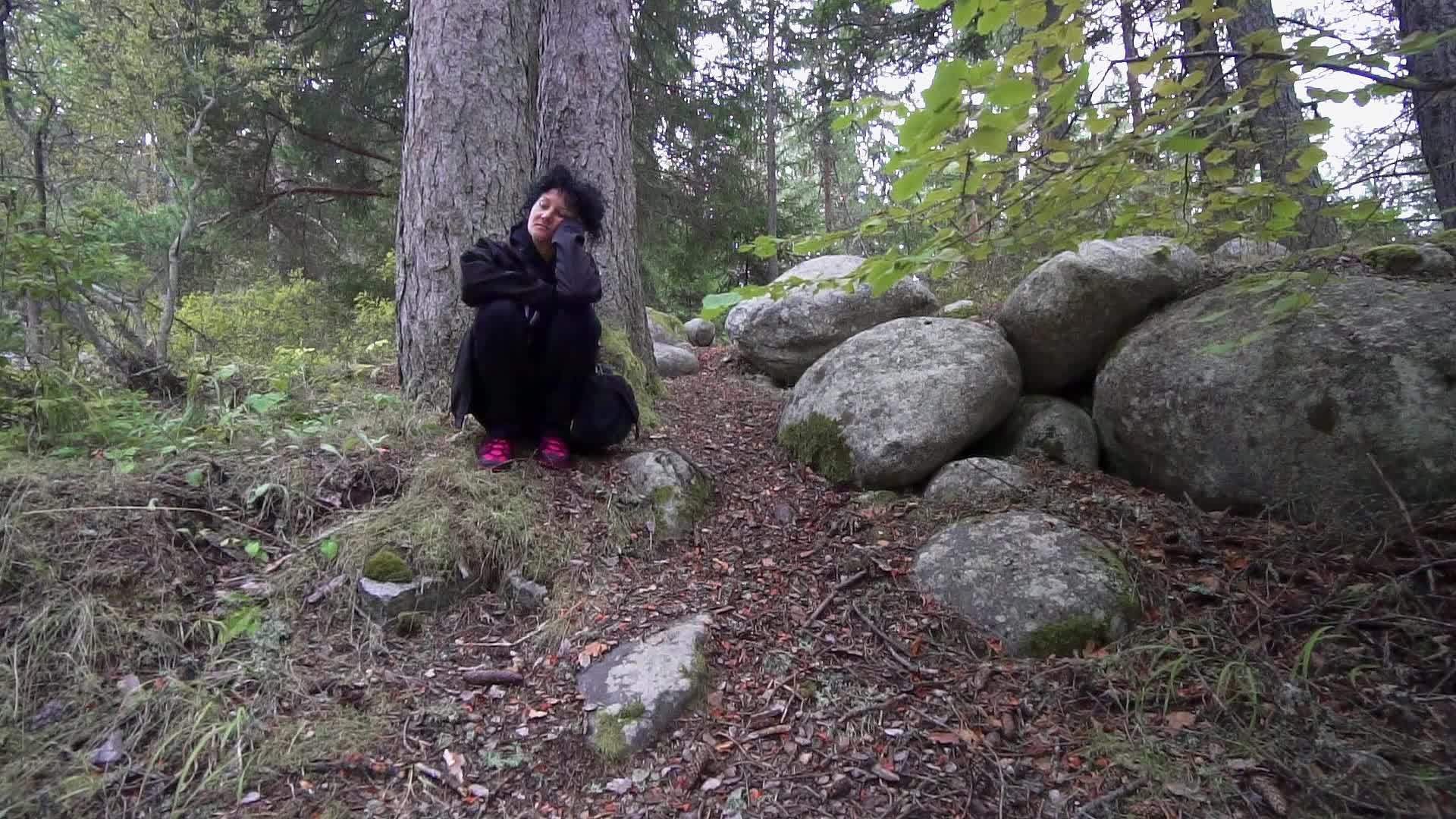 在森林深处的抑郁中孤独体贴的女性没有表现出任何情绪视频的预览图