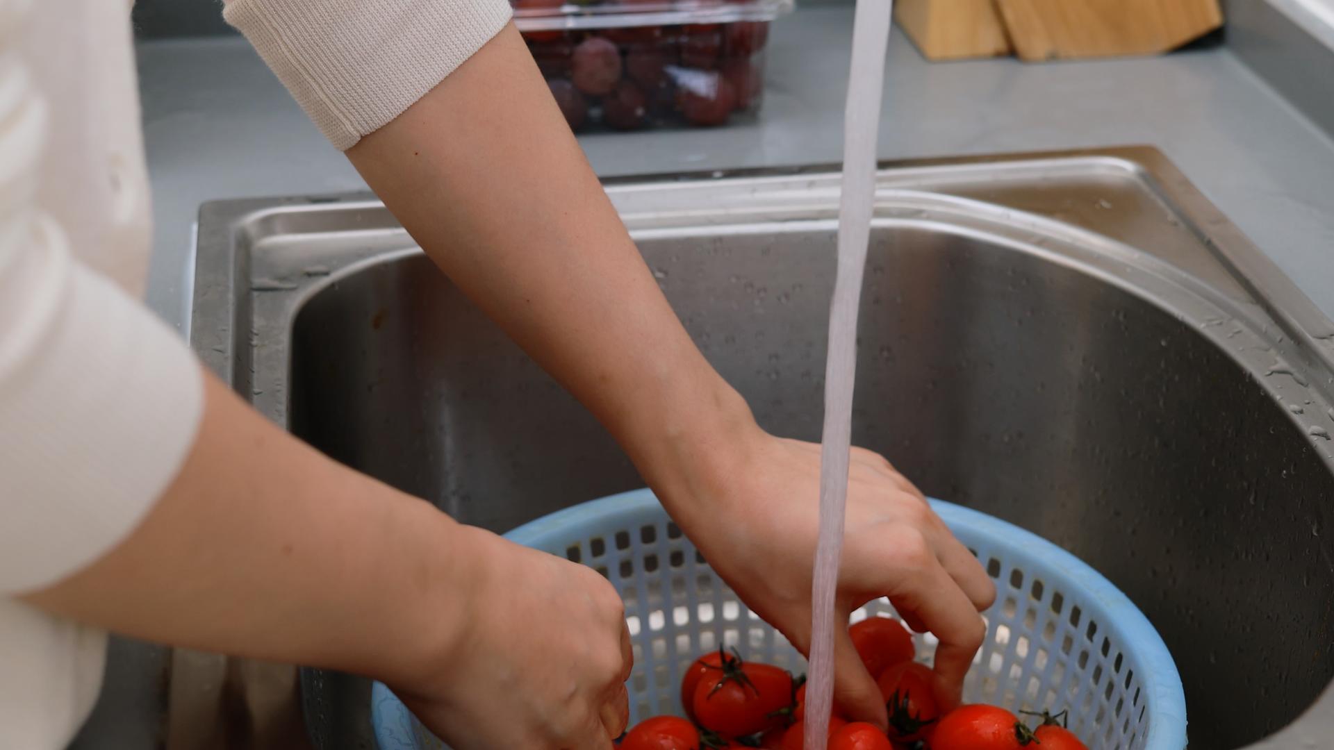 厨房水池洗水果视频的预览图