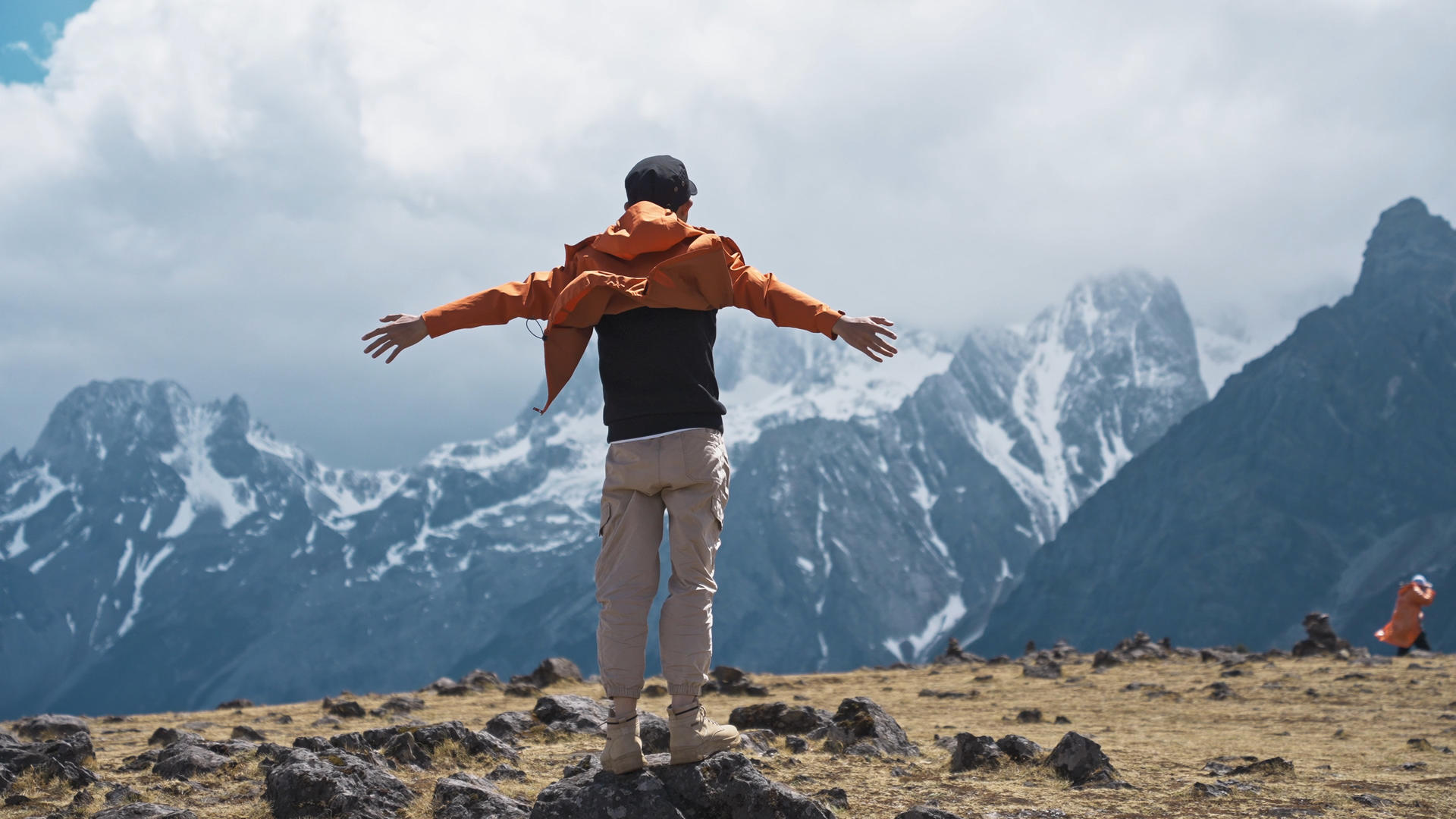 4K升格高山上的男人张开双臂拥抱大自然视频的预览图