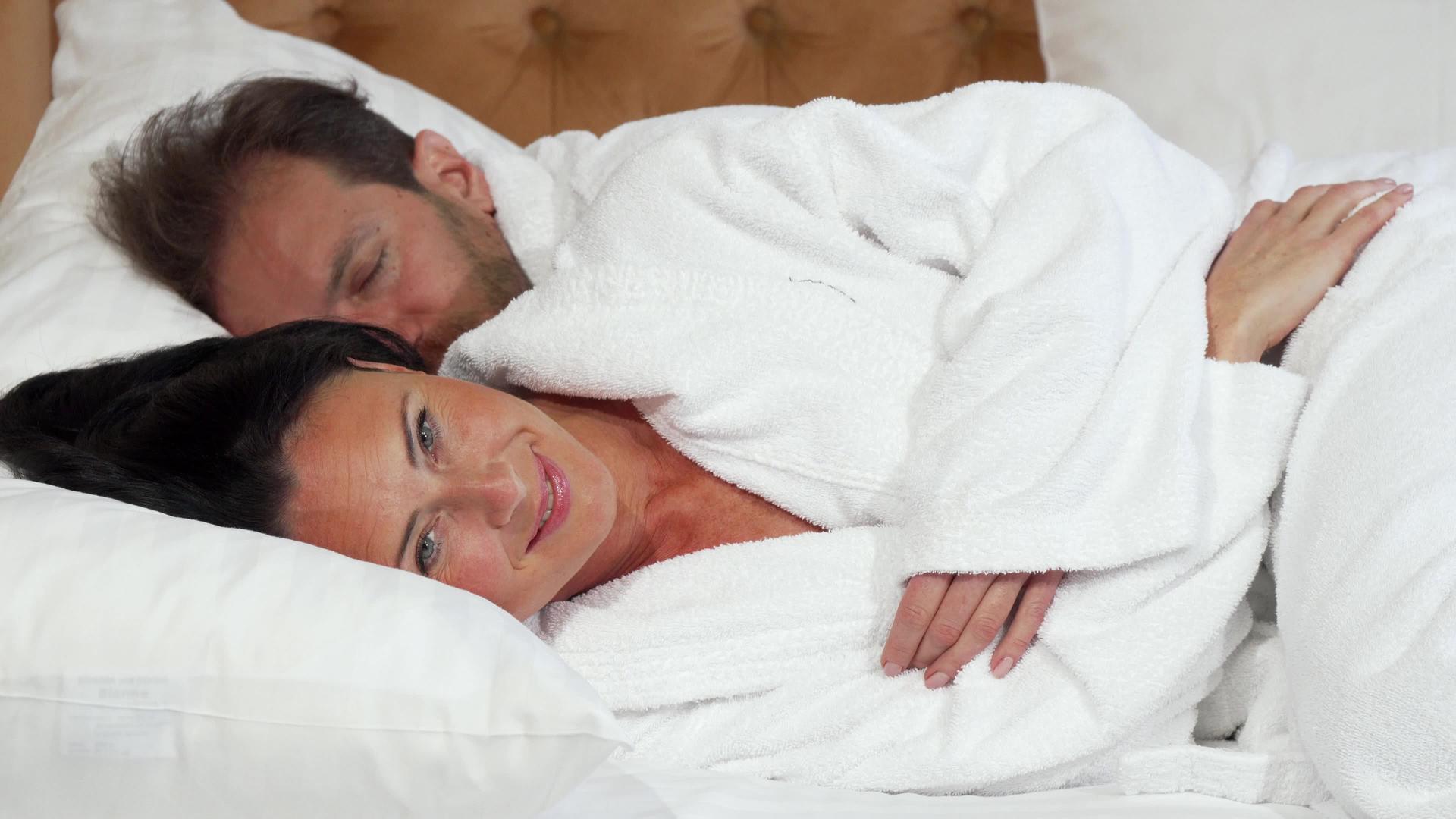 一个快乐成熟的女人应该和丈夫睡在床上她的丈夫视频的预览图