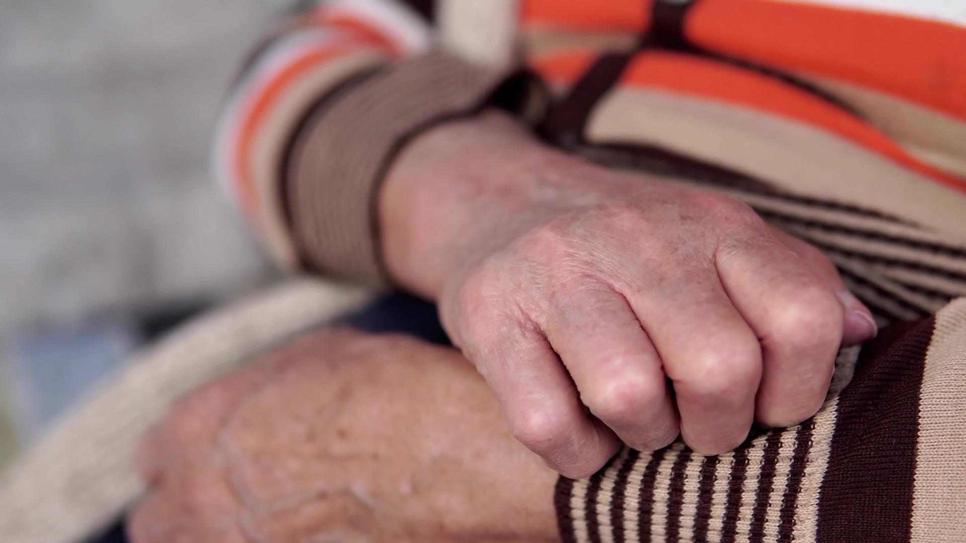 老年妇女用皱纹皮肤的手按摩视频的预览图