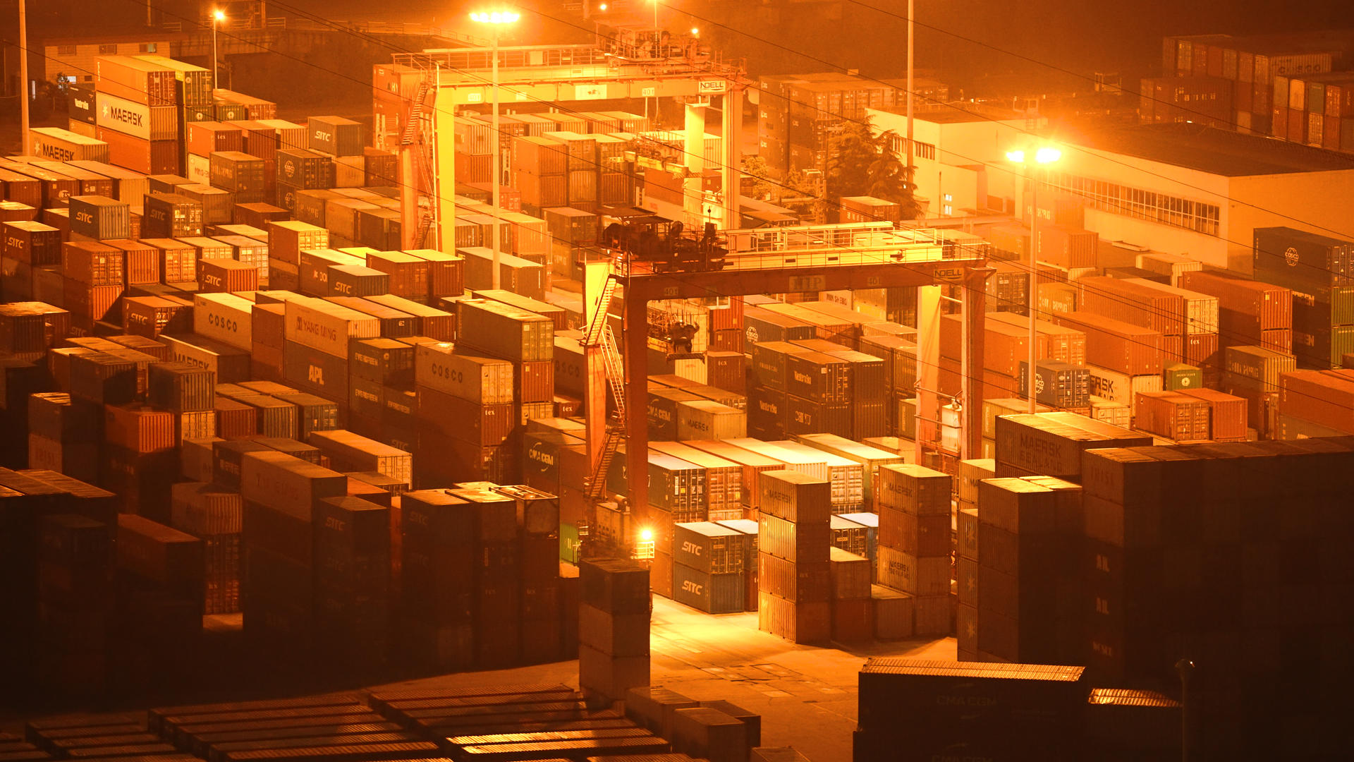 城市物流集装箱港口码头夜景自动化设备工业运输4k素材视频的预览图