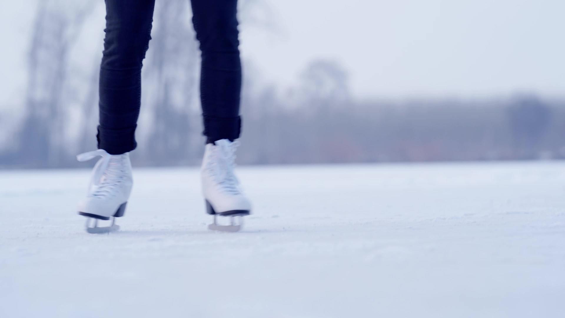 在冰冻湖上滑冰视频的预览图