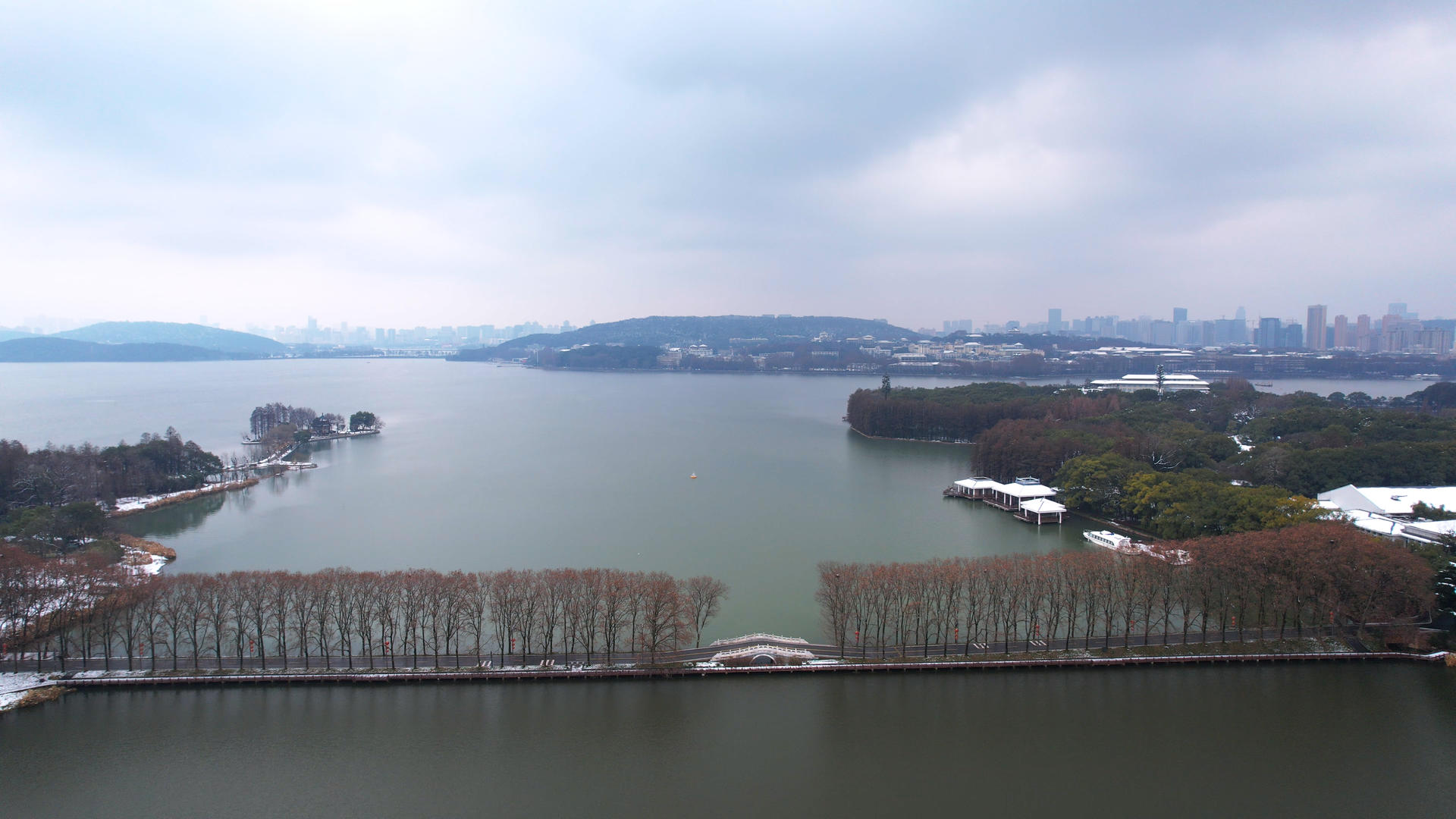 航拍冬天雪景湖北5A级旅游东湖景区湖景风光4k素材视频的预览图