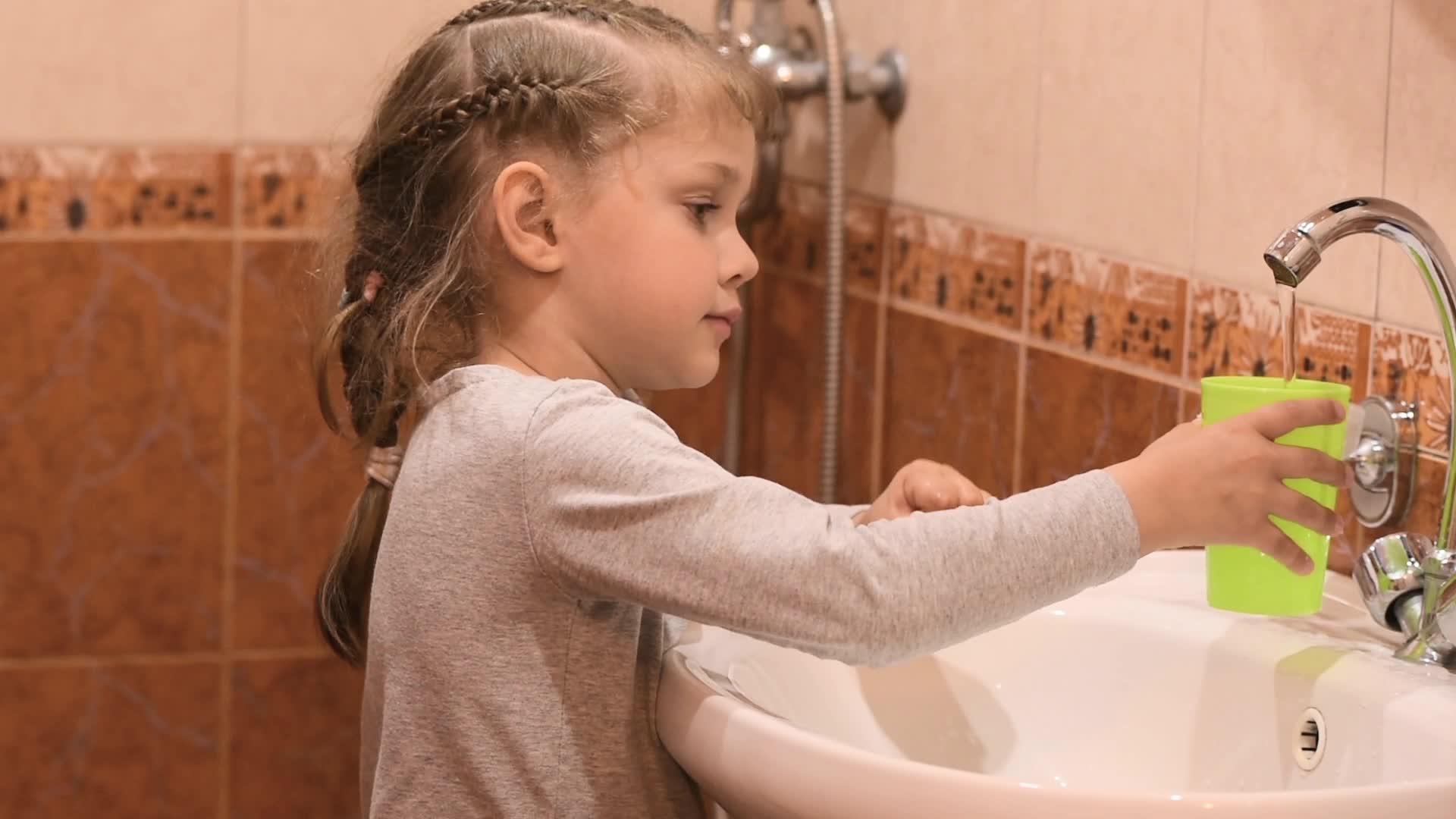 一个5岁的女孩刷牙后洗了嘴视频的预览图