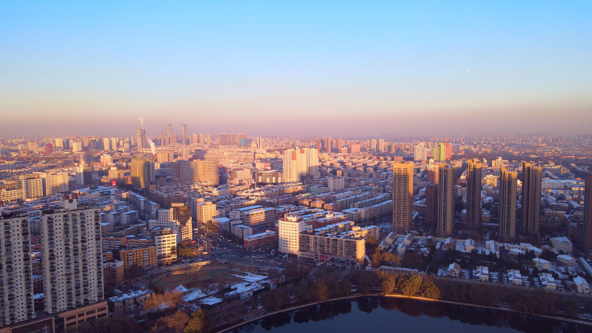 4K唯美冬季晚霞沈阳天际线俯瞰城市雪景视频的预览图