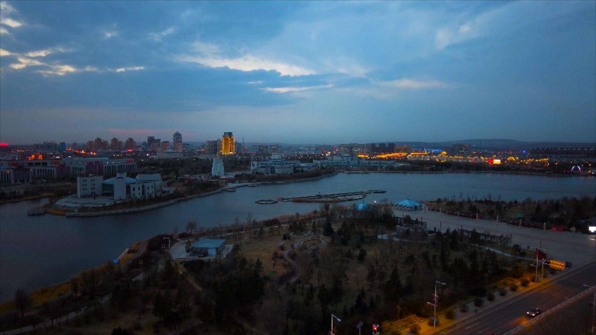 4k延时拍摄夕阳日落城市园林湖泊街道车流日转夜景象视频的预览图
