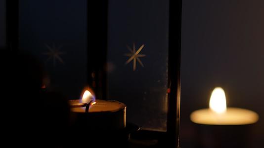 美丽的蜡烛在黑暗的背景下燃烧视频的预览图