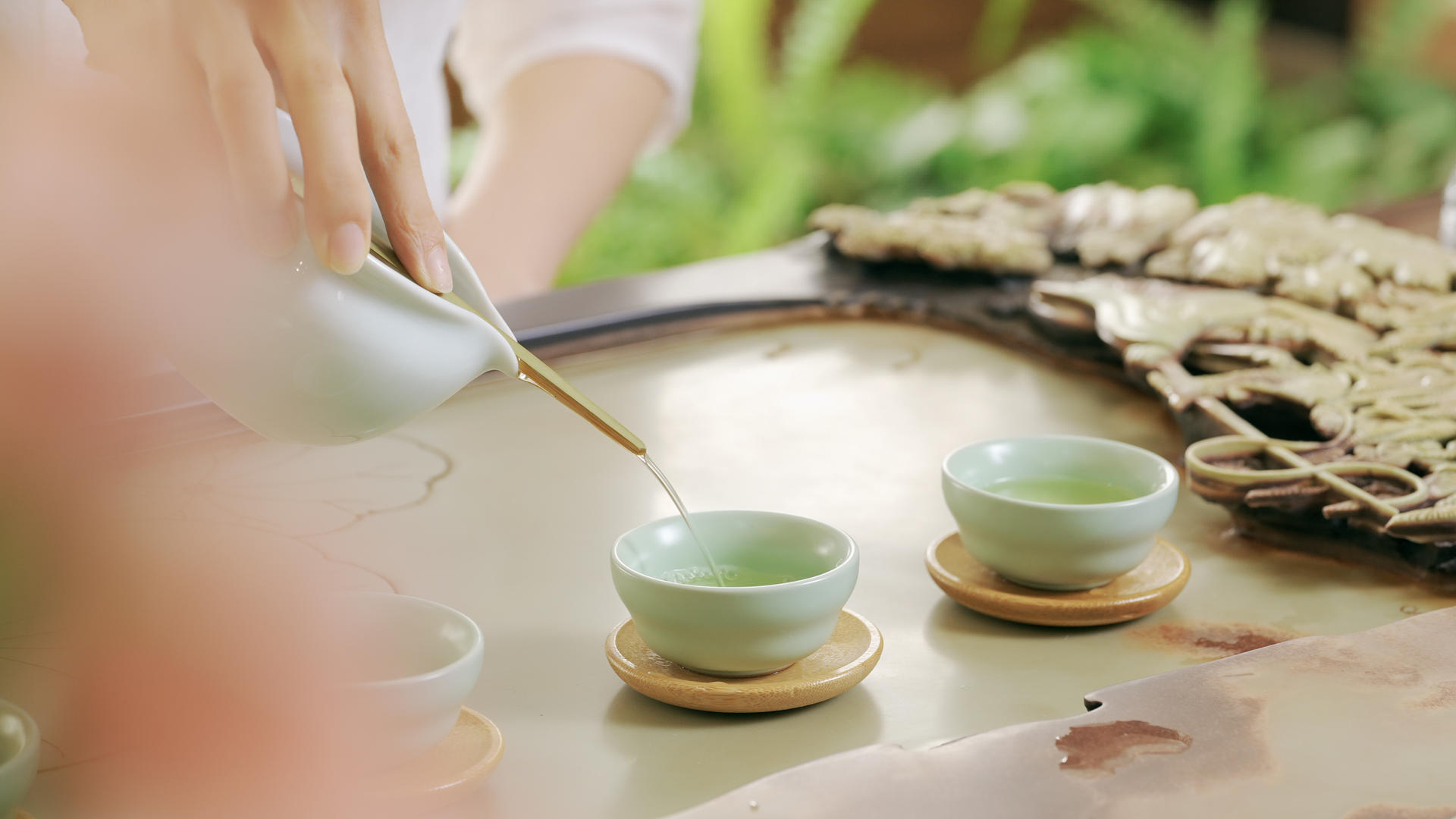 4K茶海瓷器杯具分茶倒茶视频的预览图