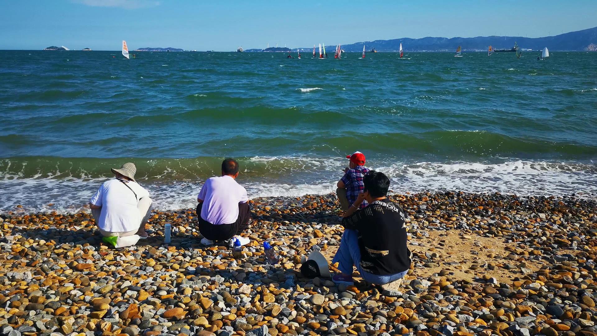 4K实拍老人坐在海边背影视频的预览图