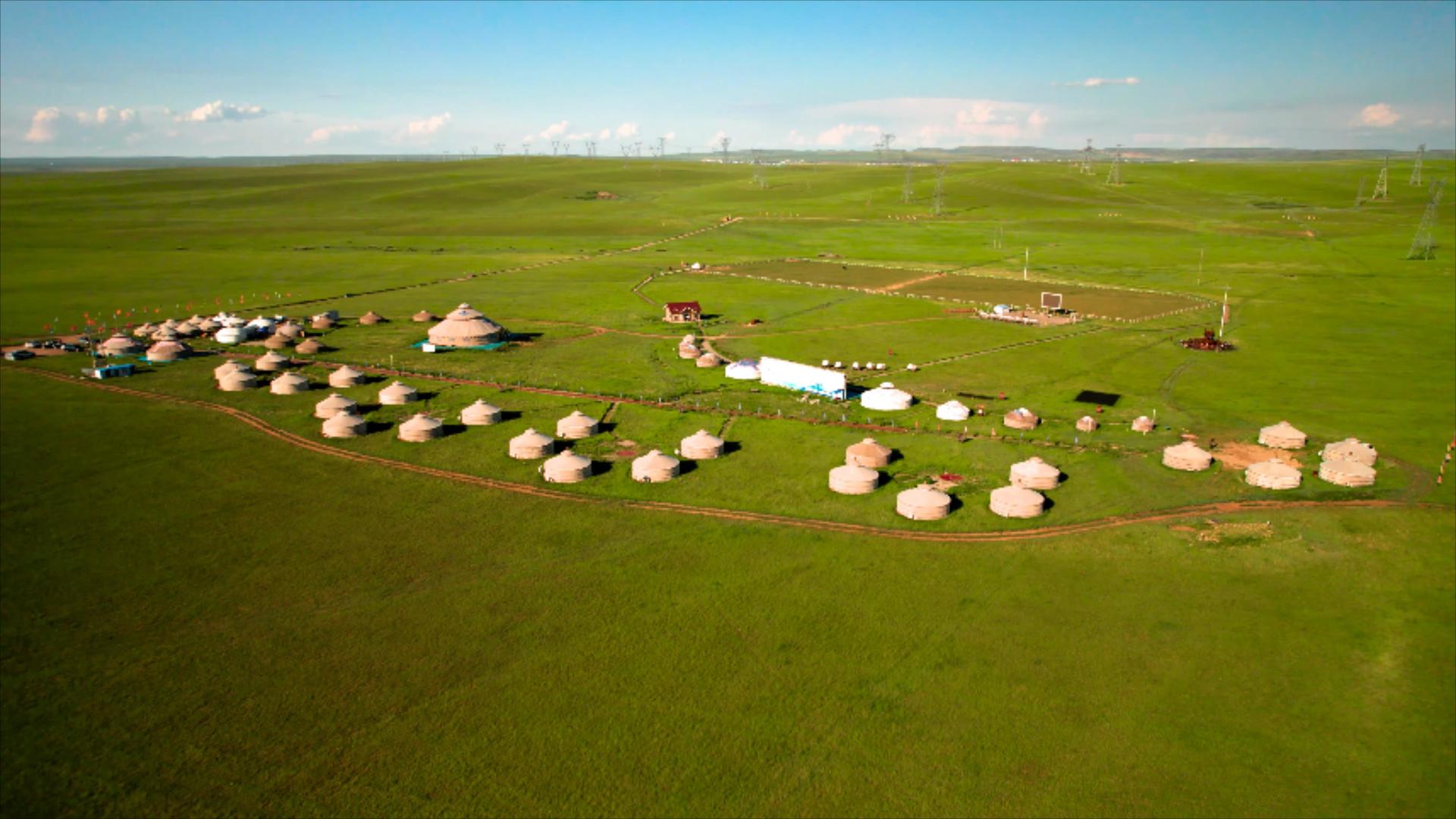 5k航拍夕阳下的草原及草原上散落的蒙古包视频的预览图