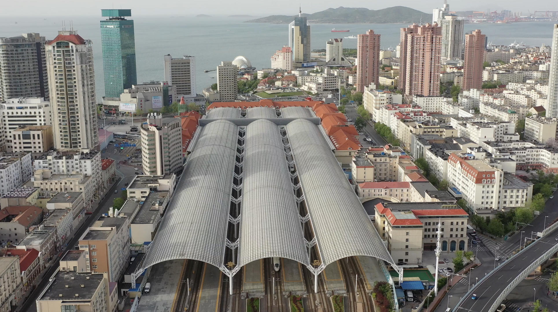城市交通高铁站航拍4K视频视频的预览图