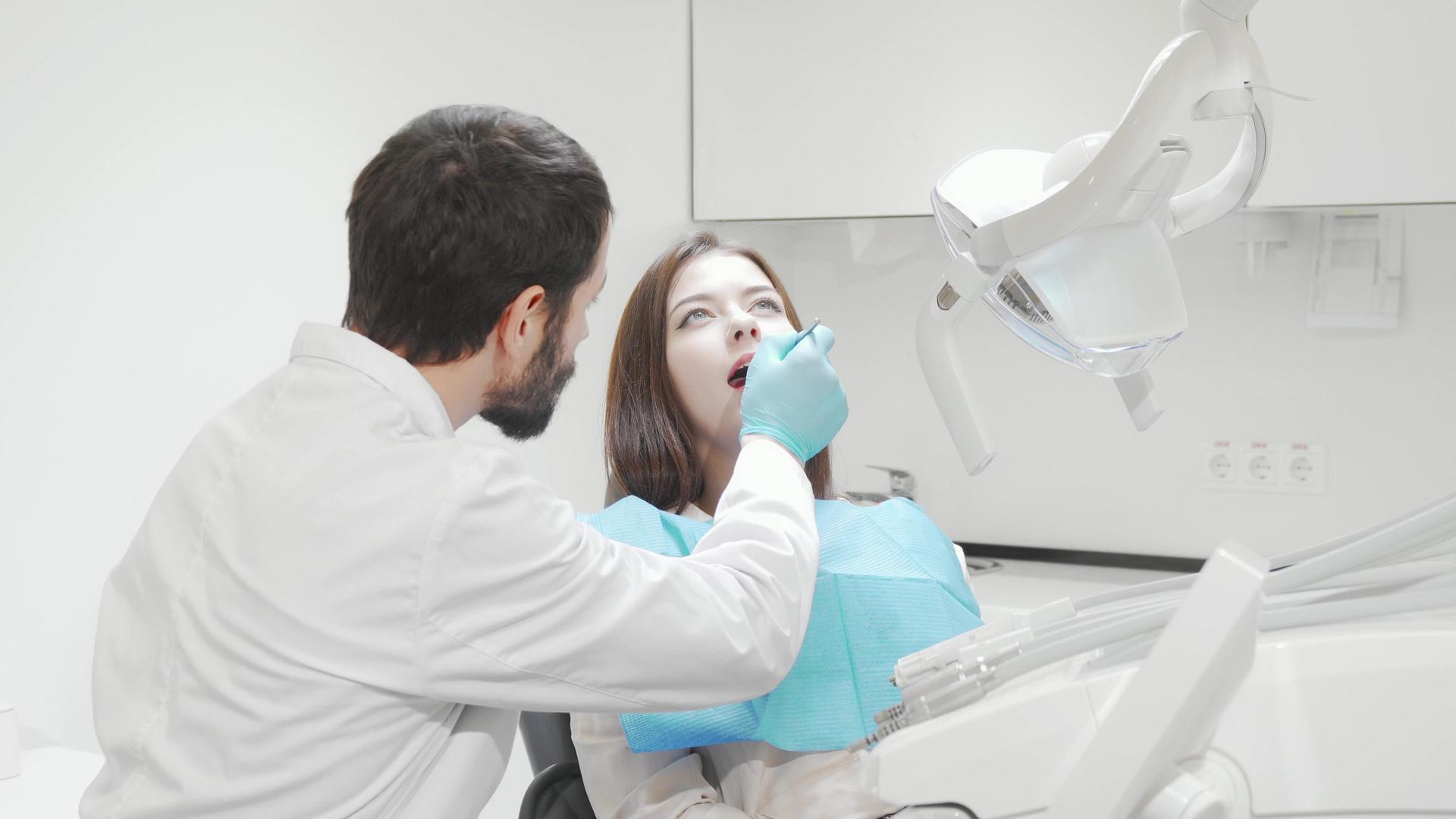 女性专业牙医进行牙科检查视频的预览图