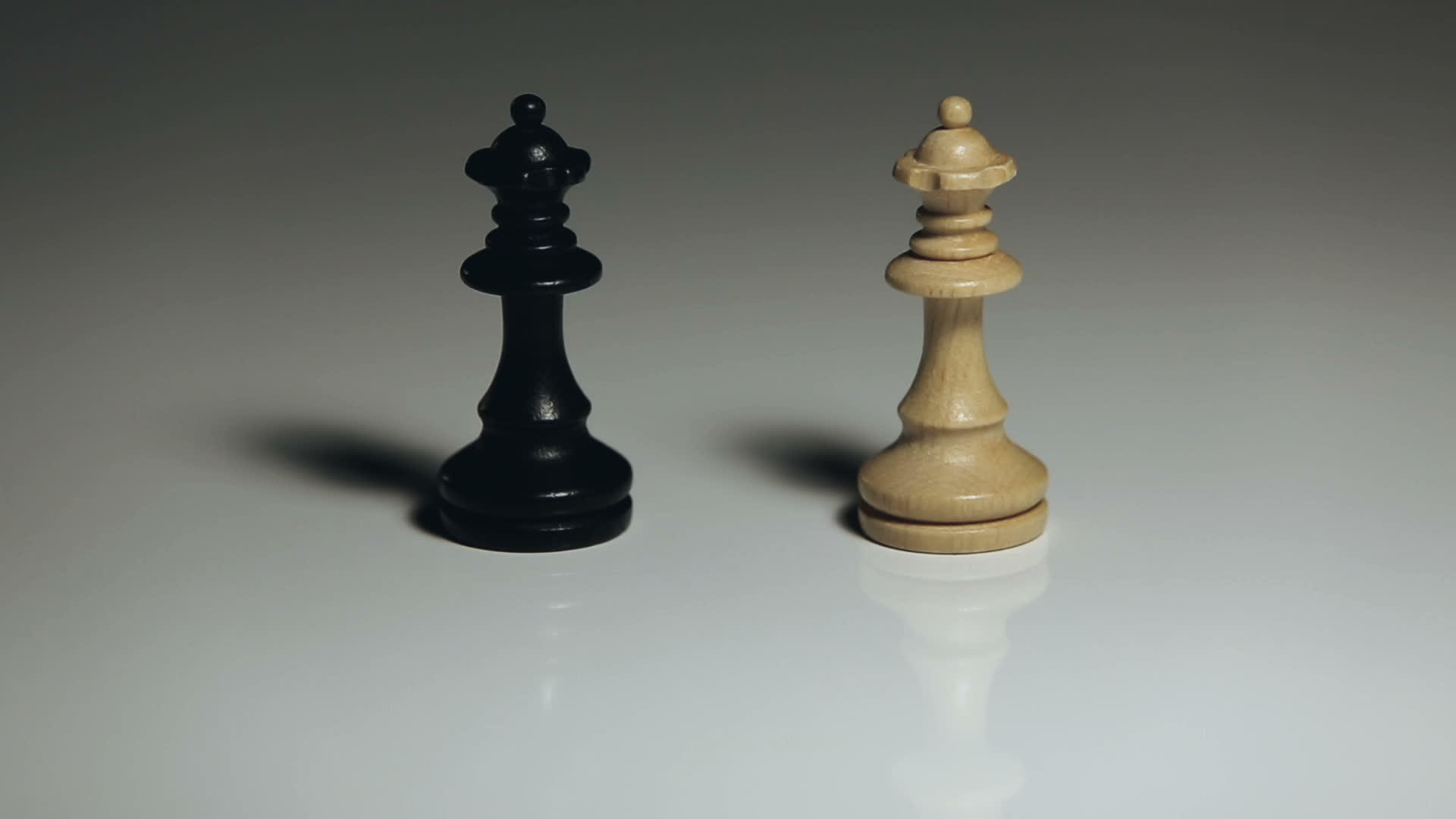 黑皇后倒下白色站立象棋视频的预览图