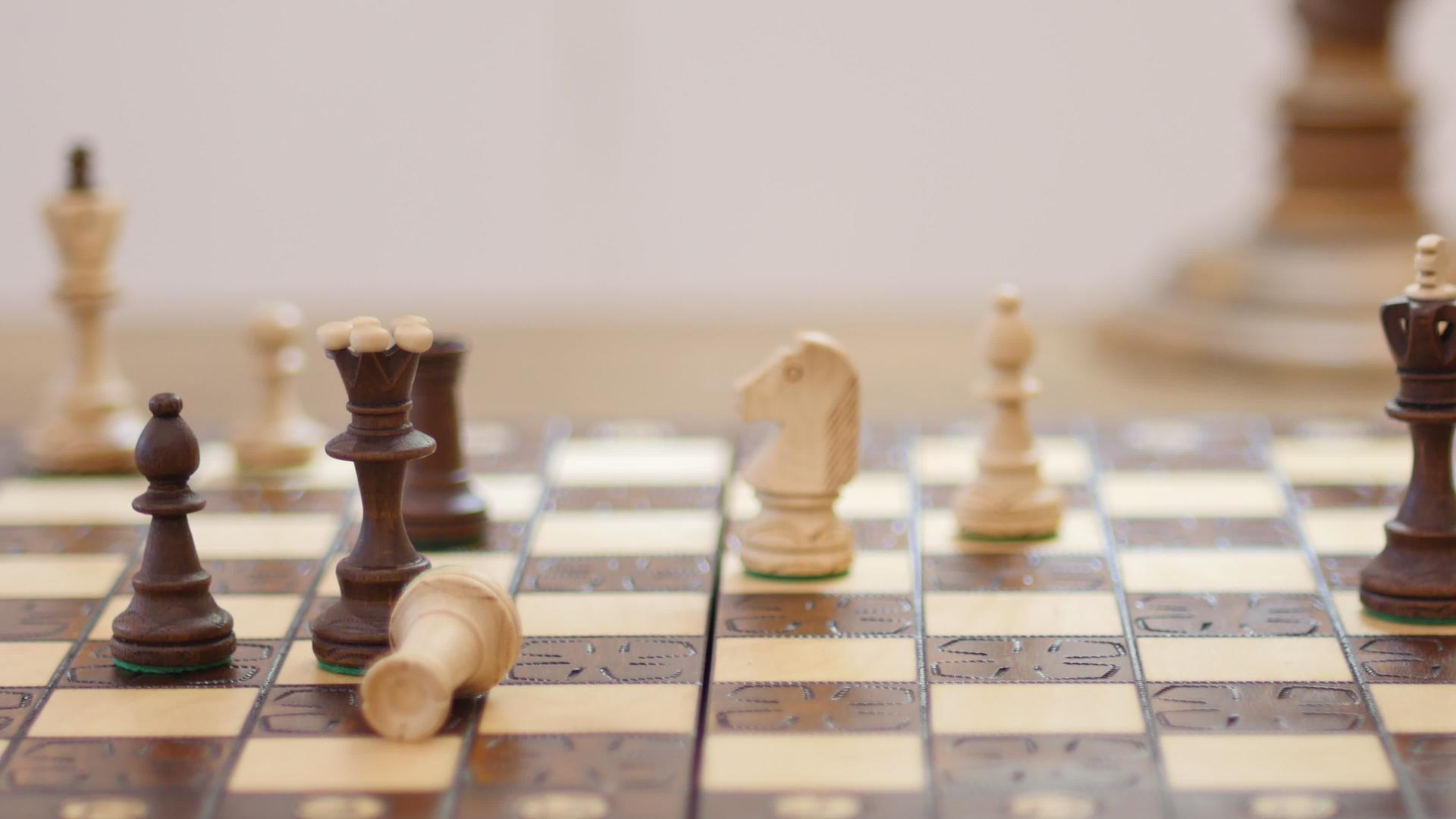 黑攻击采用白车国际象棋游戏商业竞争战略领导和成功视频的预览图